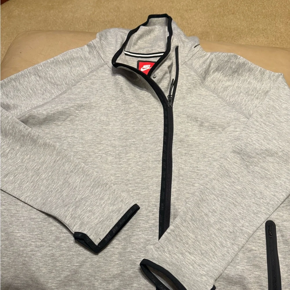 Nike woman’s Light Gray Zip-Up Sweater with Black Trim size XL - Picture 1 of 2